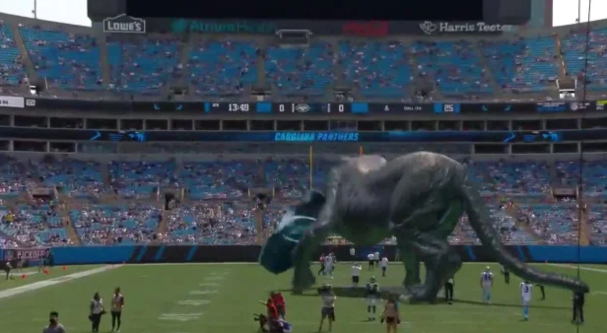 Una gigantesca pantera virtual irrumpe en un partido de la NFL,  Internacional