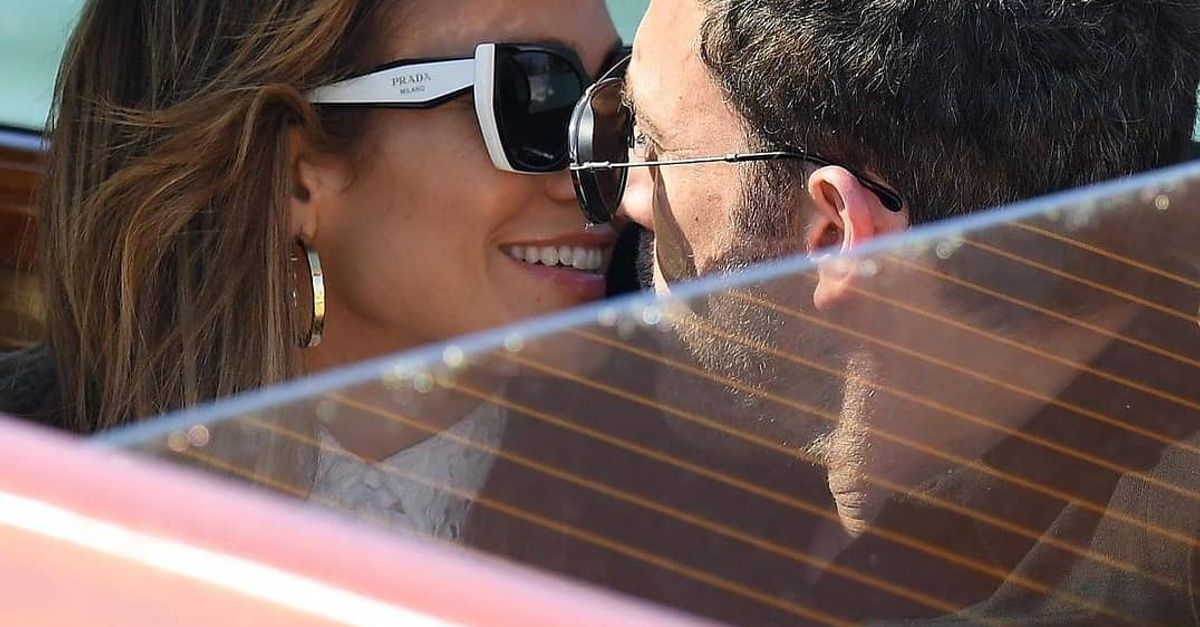 Jennifer López y Ben Affleck desembarcan en Venecia ante 
