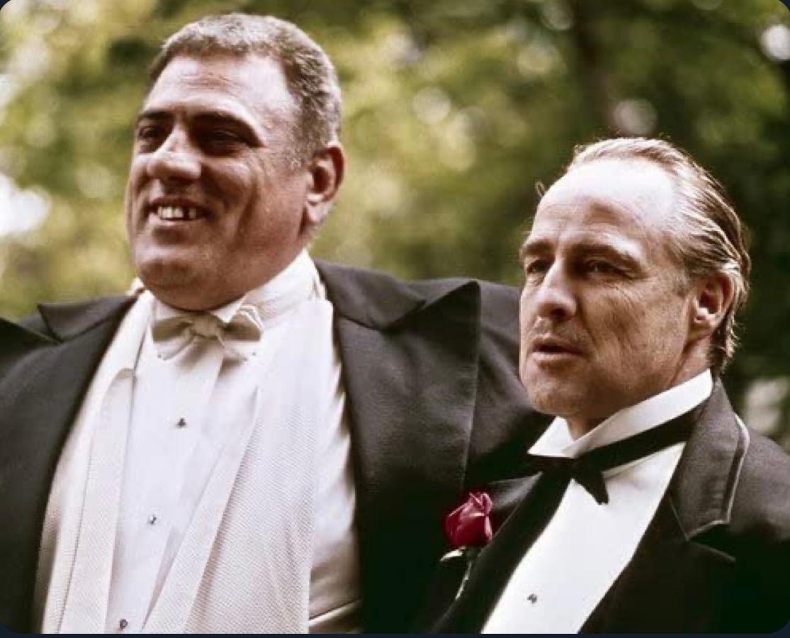 Los matones y la mafia en la política
