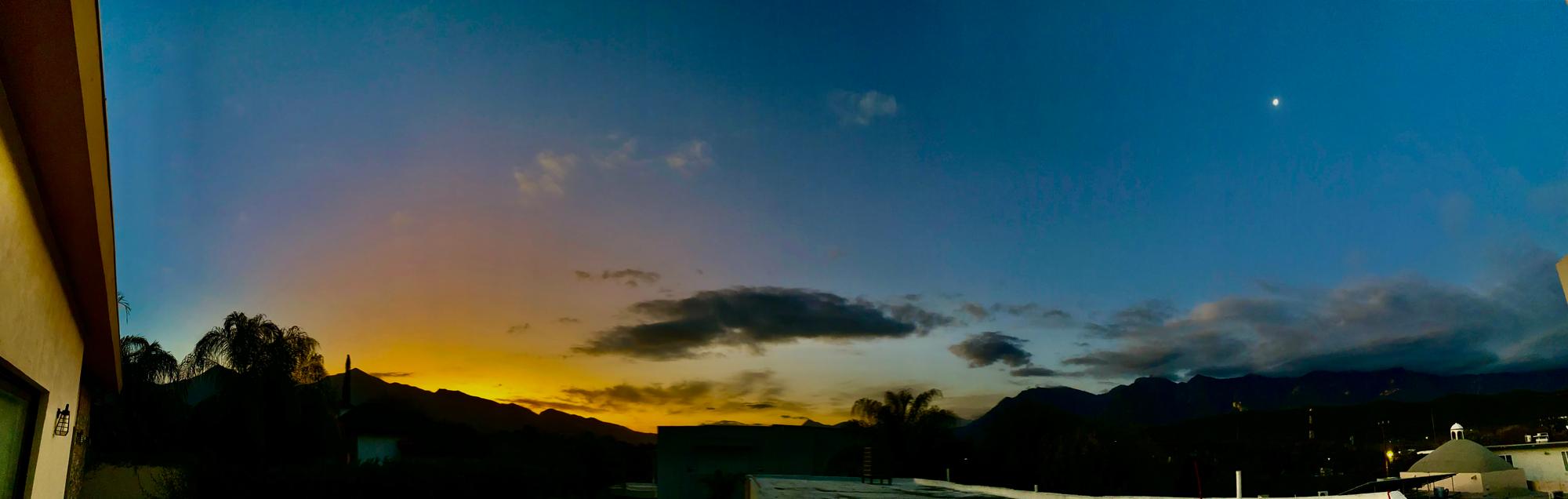 El pueblo mágico de Santiago, 34 Kms. al sur de Monterrey, amaneció despejado, con la Luna despidiéndose al poniente y el Sol saludando incipiente en el oriente.